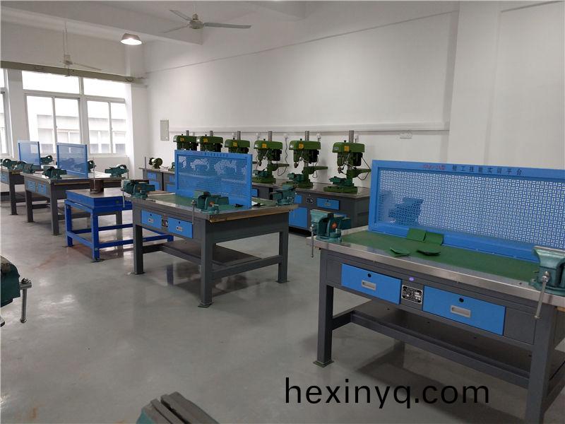 現代鉗工(gong)實訓室