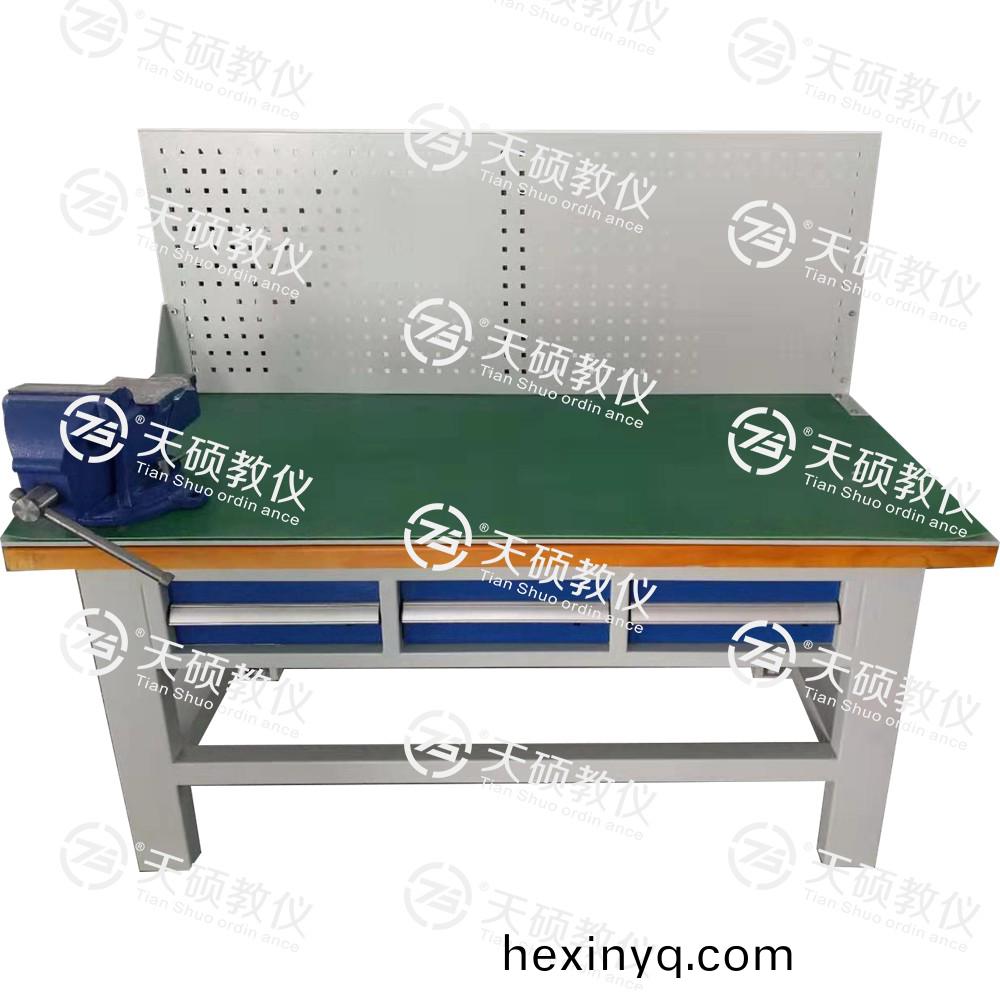1、TSBTQG-1型 鉗(qian)工(gong)技能實訓平(ping)檯（單麵(mian)雙工位）.jpg